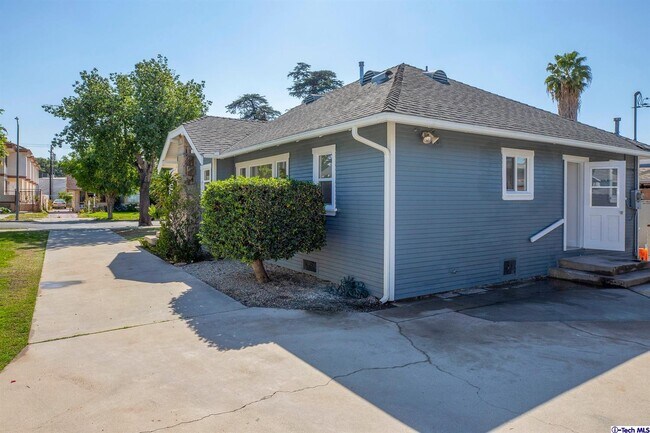 Building Photo - 659 W Wilson Ave