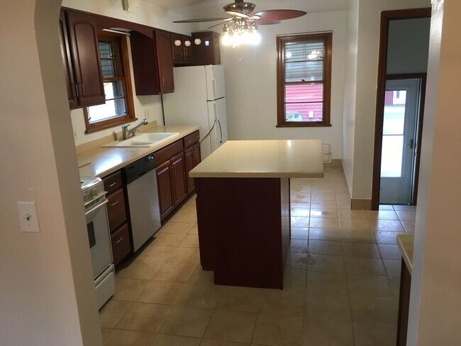 Foto del edificio - 1341 W 25th St