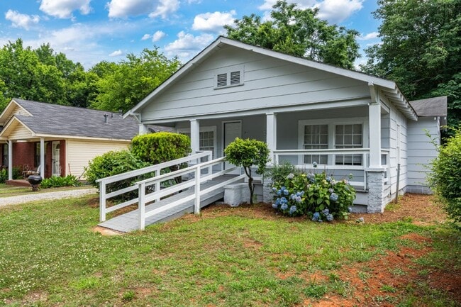 Photo - Stylish 4BR/2BA Home in Tuscaloosa – Moder...