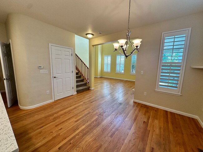 Building Photo - Stunning 2 Bedroom and 2.5 Bath Townhome!