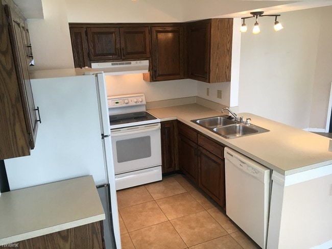 Building Photo - 2 br, 2.5 bath  - 16650 Brigadoon Dr