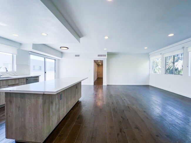 Building Photo - 8430 De Longpre Ave