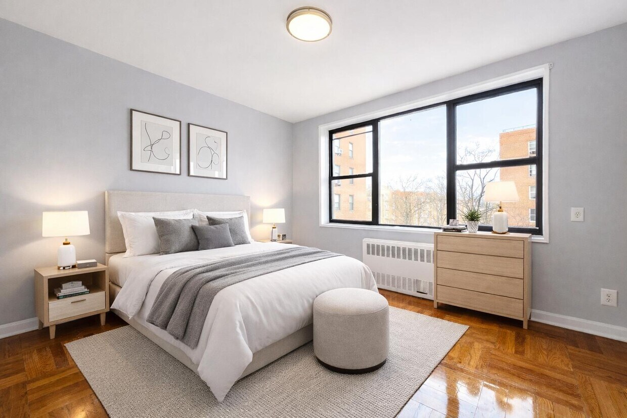 Foto del edificio - 525-527 Riverdale Avenue