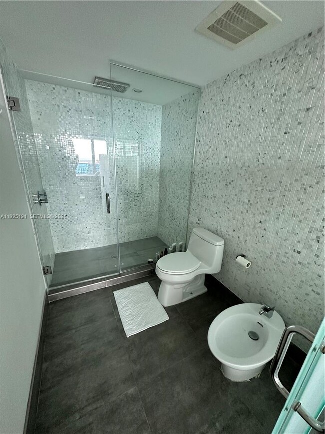 Building Photo - 200 Biscayne Blvd Way