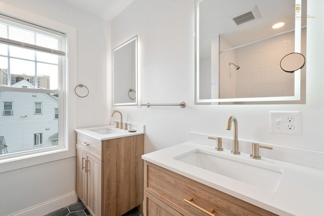 Foto del edificio - Beautifully Updated Two Bedroom Townhouse!