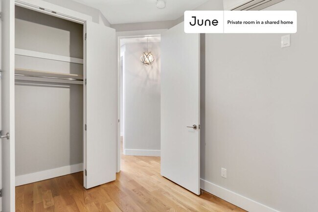 Foto del edificio - Room in Shared 5 bed/2.5 bath home