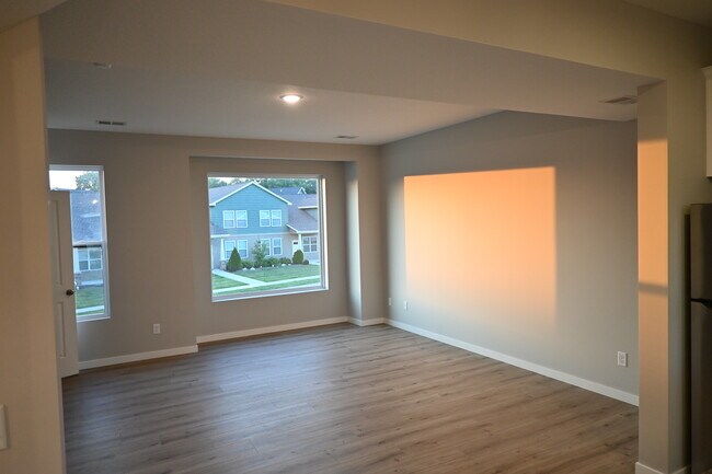Large Great Room with huge windows! - 3467 Glenbrook Cir N