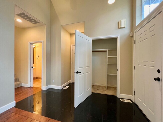 Foto del edificio - Spacious 4 Bed, 2.5 Bath House!