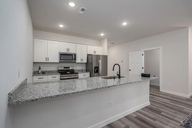 Foto del edificio - 2025 Built Townhome - Move-In Ready!