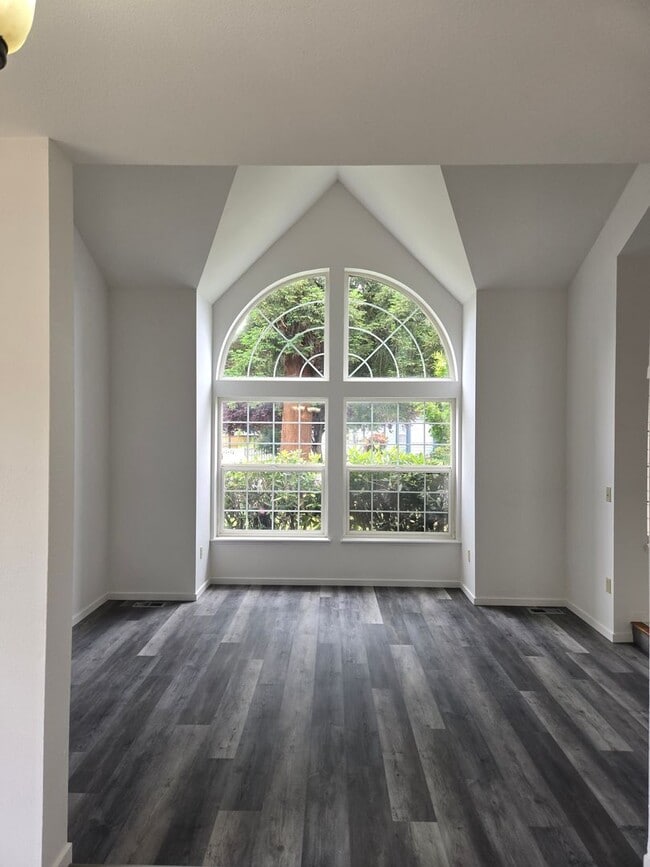 Building Photo - Lea Hill Family Home