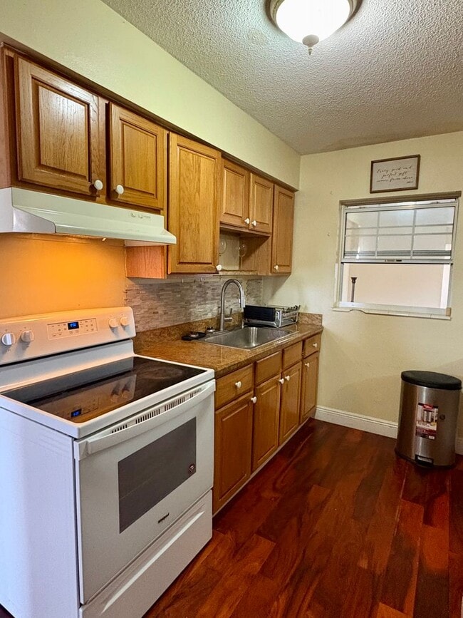Foto del edificio - Spacious 3/2 on large lot in Paradise Park (Ft. Pierce) W/ LAWN CARE INCLUDED