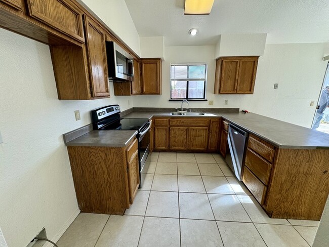 Foto del edificio - Nice 4/2 home in Sacramento-4920 Hinchman Way