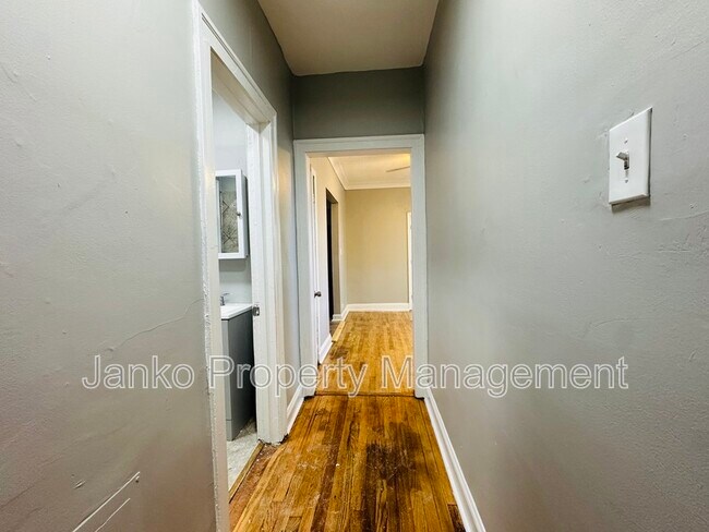 Foto del edificio - 5350 W Division St