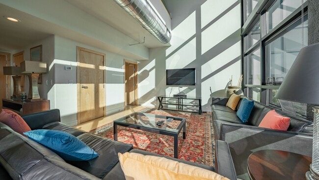 Building Photo - 417 E Kiowa St