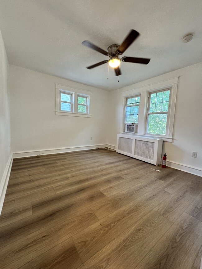 Building Photo - 925 Anderson Ave