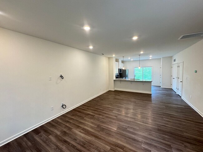 Foto del edificio - Like-New 3 Bedroom Townhouse only Minutes ...