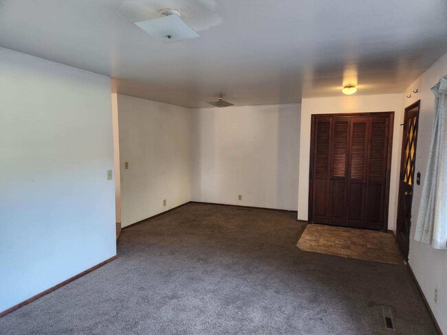 Building Photo - Sapacious 2 Bedroom Logan Apartment for Rent