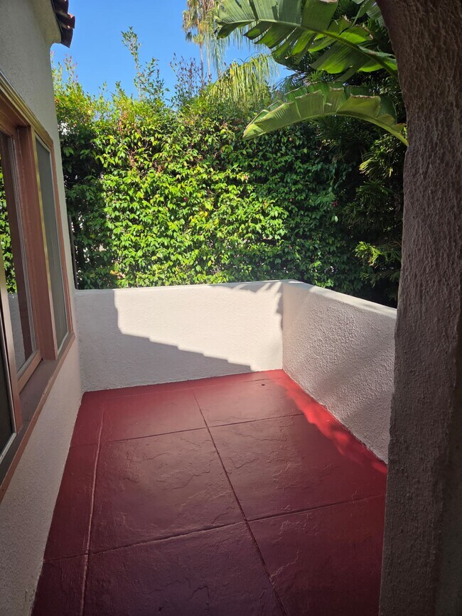 Porche - 1009 Havenhurst Dr