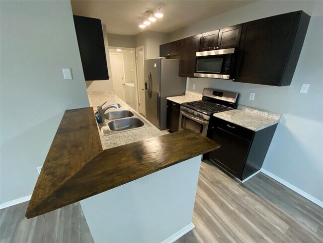 Building Photo - 12410 Alderbrook Dr