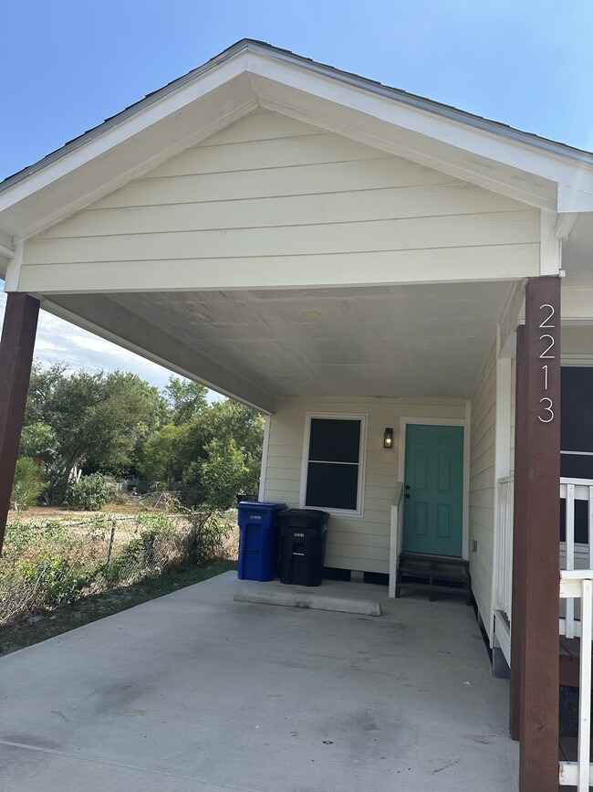 Building Photo - 2213 W Diaz Ave