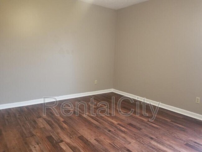 Foto del edificio - 270 Pleasant Plains Rd