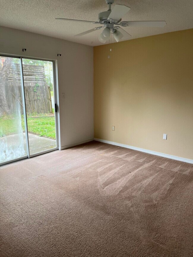Foto del edificio - 1873 Whispering Oaks Ln