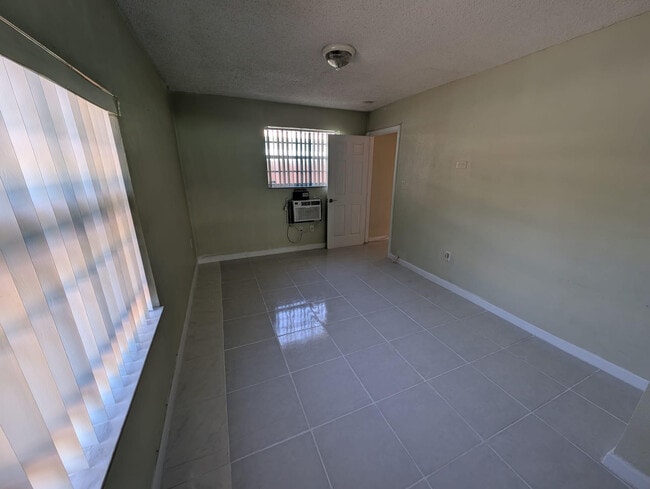 Foto del edificio - 2817 Dolphin Dr