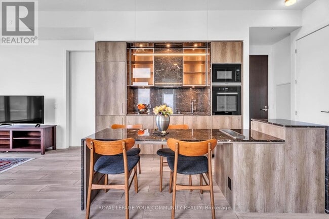 Photo du bâtiment - 11 Yorkville Ave