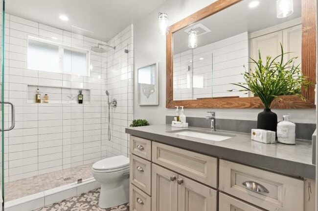 Foto del edificio - 5251 Larchwood Dr