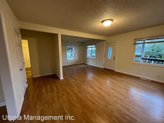 Building Photo - 4 br, 2 bath House - 2900 Walnut Street