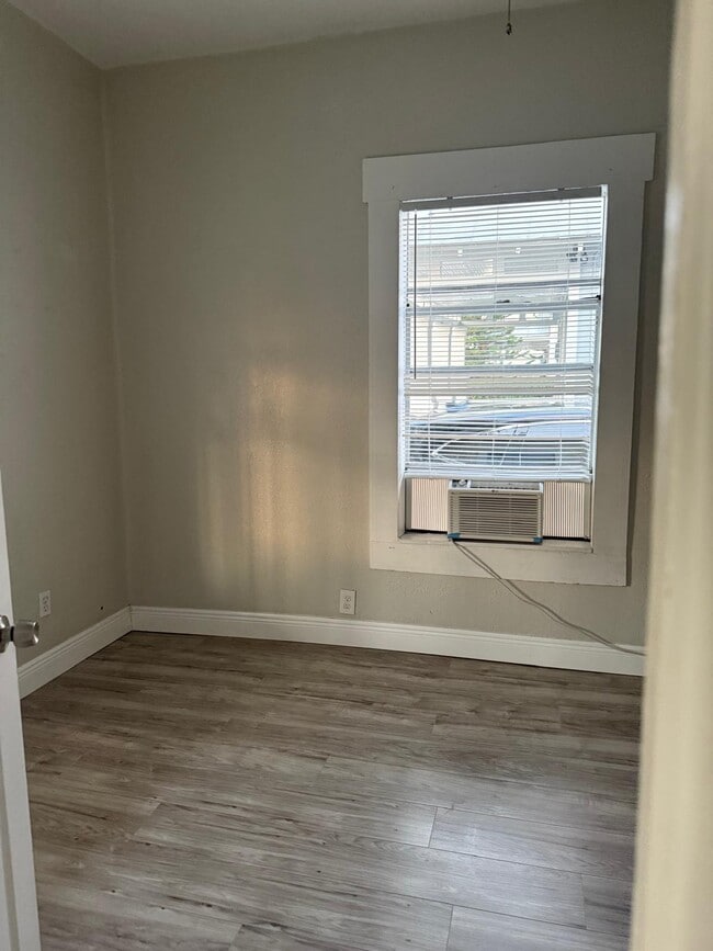 Building Photo - 2205 E 5th Ave