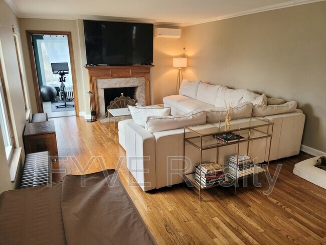 Building Photo - 3128 Ellis Pl