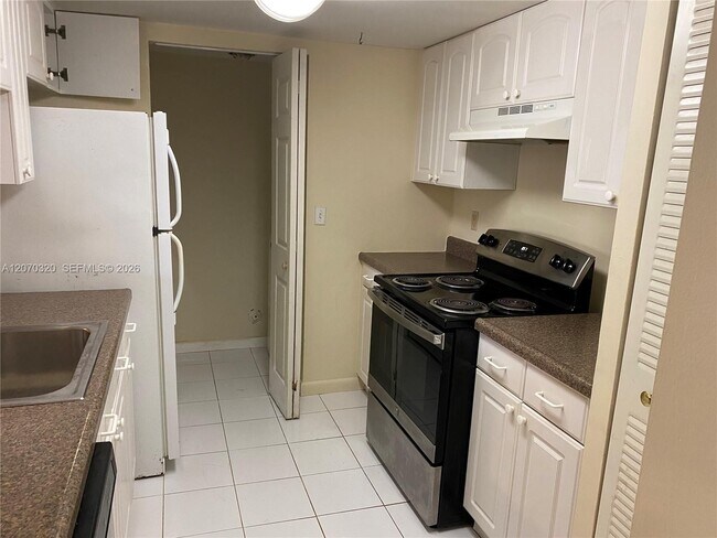 Building Photo - 9755 Westview Dr
