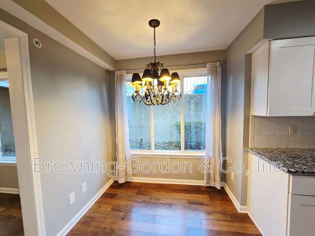 Foto del edificio - 4487 Post Pl