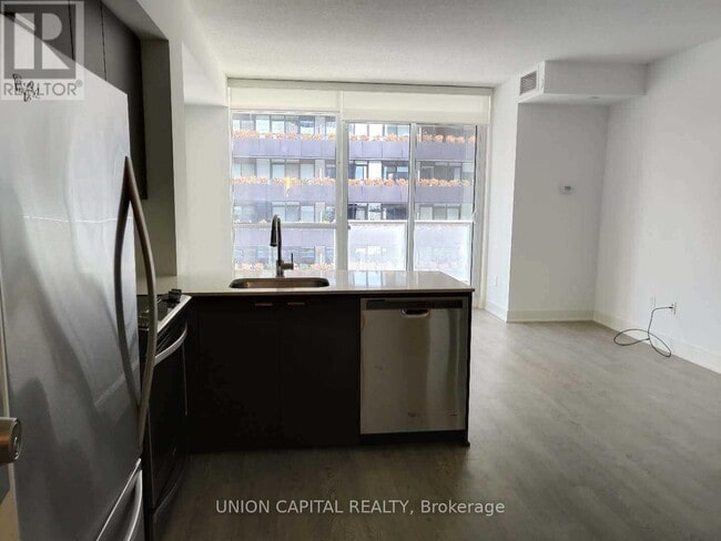 Photo du bâtiment - 30 Roehampton Ave