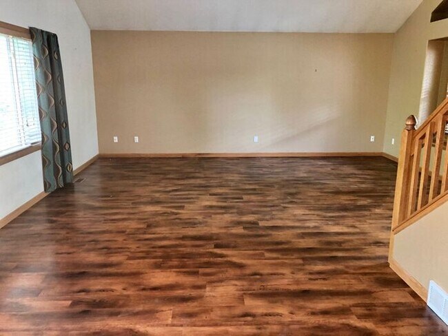 Building Photo - 2444 Forsythia Dr