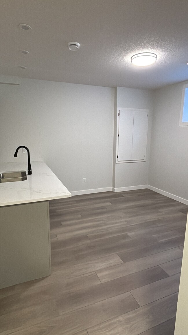 Photo du bâtiment - 11007 132 St NW