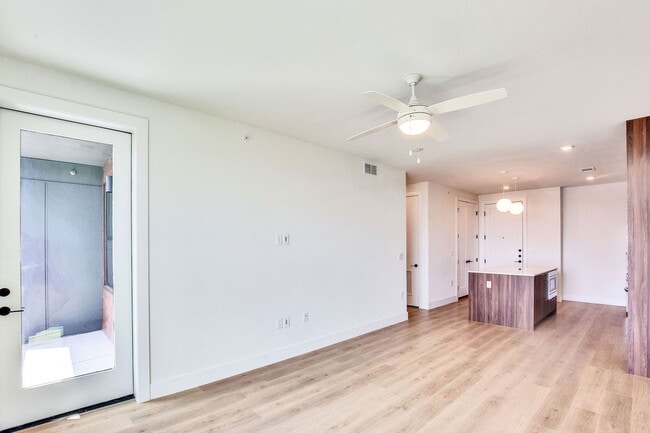 Foto del edificio - 1701 Simond Ave Ave