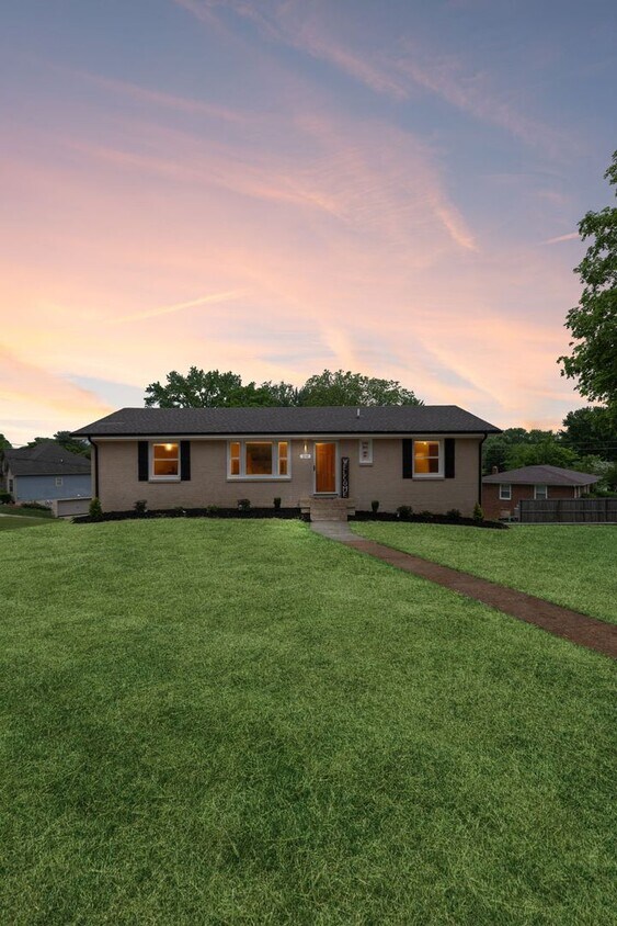 Primary Photo - Sango Beauty With Finished Basement!