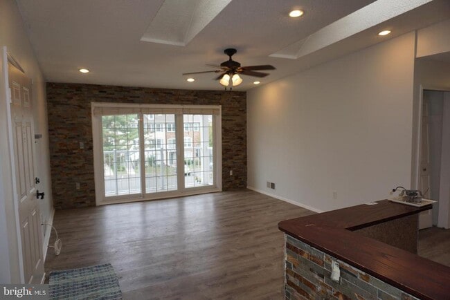 Building Photo - 80 Versailles Ct