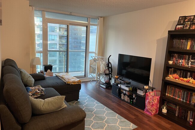 Building Photo - 19 Grand Trunk Crescent