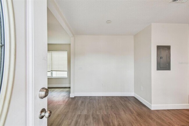 Building Photo - 650 E Tarpon Ave