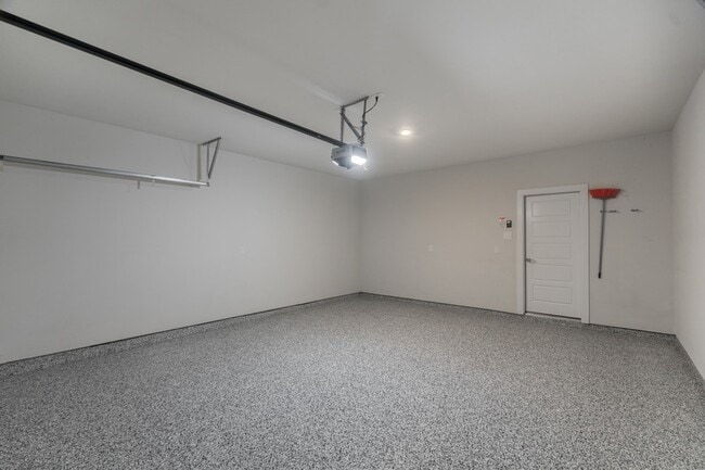 Building Photo - 10618 Whitejacket