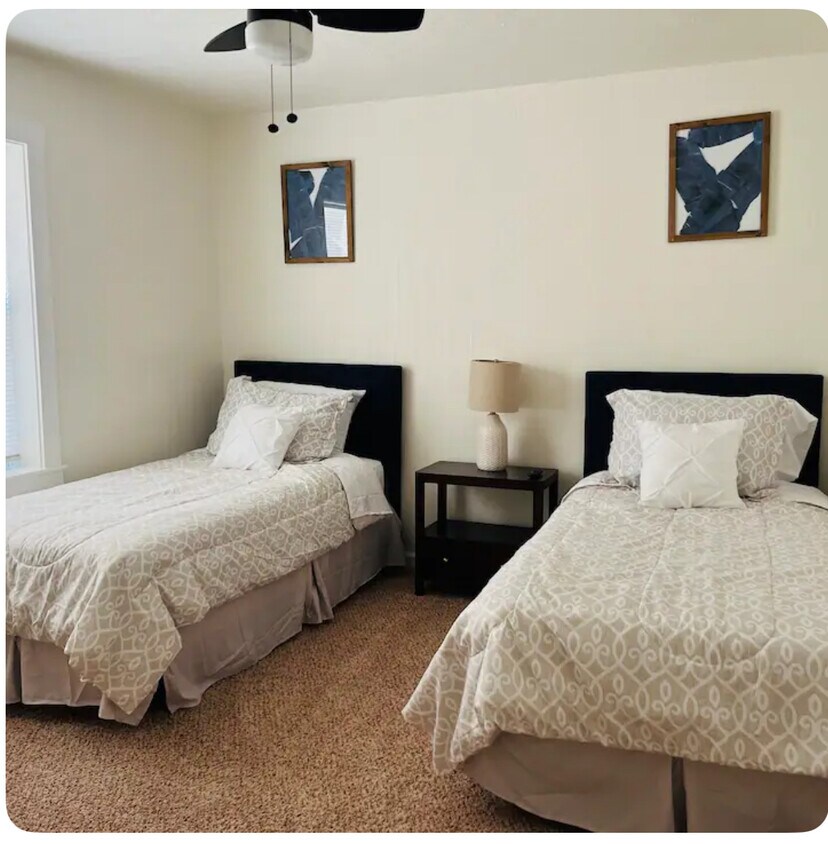 Bedroom with twin beds - 1000 N Kentucky Ave