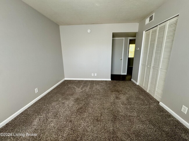 Building Photo - 6813 Crestview Dr