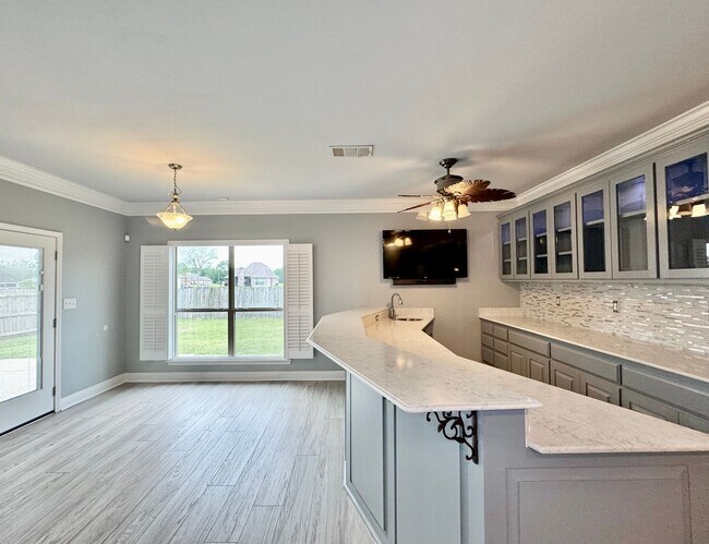 Building Photo - Spacious 4 Bed, 2.5 Bath Home in Gonzales ...