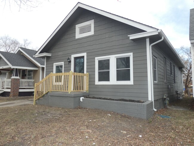 Building Photo - 1004 E 22nd Ave