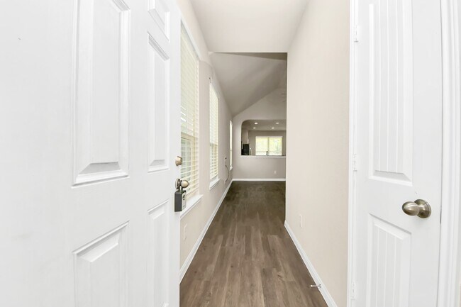 Foto del edificio - 17630 Holroyd Rd