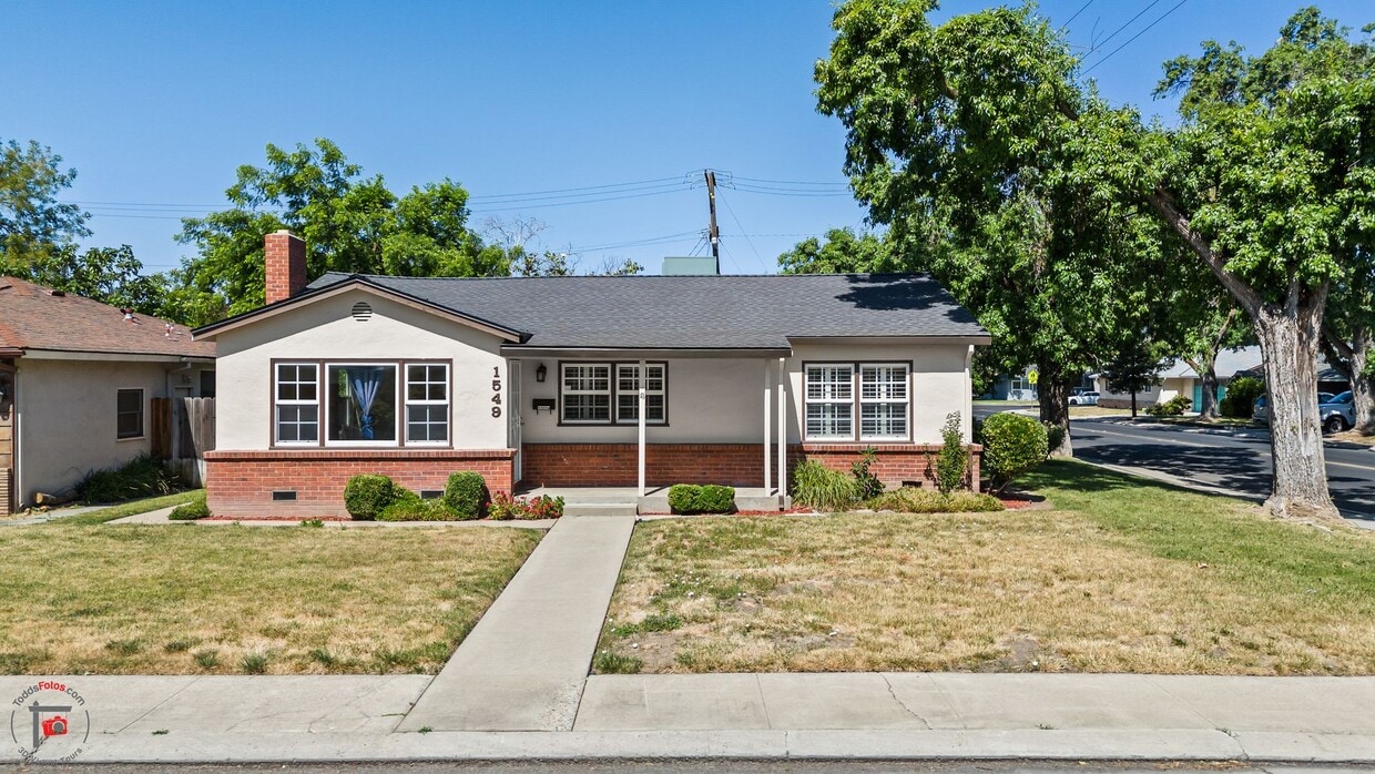Primary Photo - 1549 Bronson Ave
