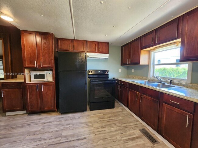 Building Photo - 4248 Hibiscus Cir